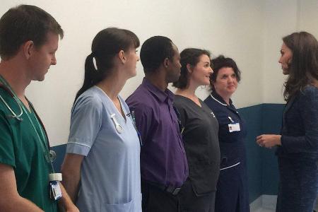 Herzogin Kate spricht mit dem Krankenhauspersonal über die Leiden der Terror-Opfer