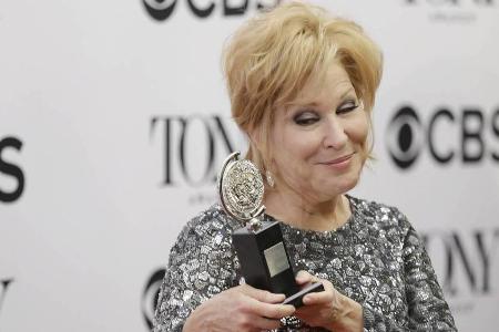 Bette Midler mit ihrem Preis als 