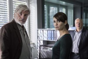 "Verhängnisvolle Nähe": Kommissarin Karin Meister (Anja Kling) hält nicht viel von ihrem Chef Liebert (Peter Lerchbaumer, r....