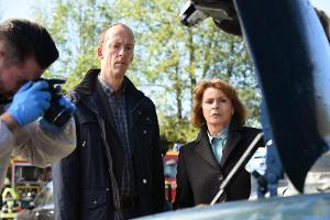 "Unter Verdacht: Verlorene Sicherheit": André Langner (Rudolf Krause) und Dr. Eva Maria Prohacek (Senta Berger) bestürzt der...