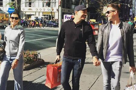 Ein vergnügtes Trio: Jana Ina und Giovanni Zarella mit Tomas Marks (v. l. n. r.)