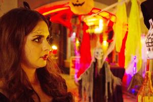 "Unter uns": Saskia nimmt allen Mut zusammen und nutzt an Halloween die Gelegenheit, um Jakob ihre Liebe zu gestehen