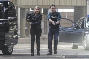 "Die Chefin: Endspiel": Vera Lanz (Katharina Böhm) und Paul Böhmer (Jürgen Tonkel) rennen zum Einsatzort, um Mario Fechter z...