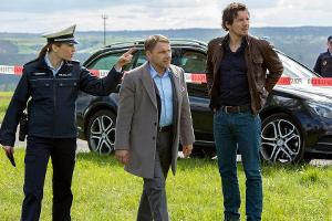 "Tatort: Der rote Schatten": Die Kommissare Lannert (Richy Müller) und Bootz (Felix Klare, r.) erreichen den Tatort