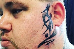 Der Körper von Sänger Rag 'n' Bone Man ist nun um ein Tattoo reicher