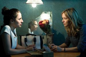 "Der 7. Tag": Die Freundin Rita (Sesede Terziyan, l.) hat offensichtlich den verschwundenen Michael (Steve Windolf) gesehen....