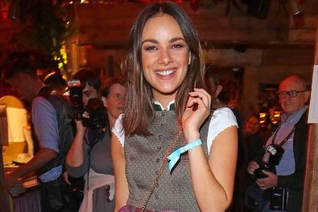 Ob Janina Uhse weiß, wie man das Dirndl nach der Wiesn wieder richtig sauber bekommt?