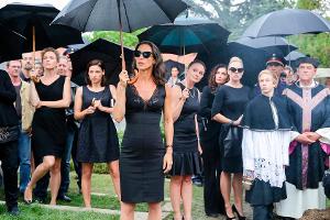 Große Polizeiaktion: Die fünf Heldinnen, besagte Vorstadtweiber, werden bei einer Beerdigung verhaftet