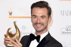 Florian Silbereisen präsentiert Stolz seine "Goldene Henne"