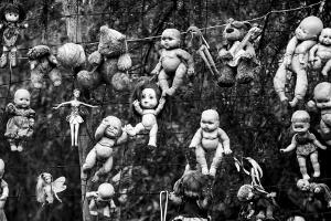 Auf der "Insel der toten Puppen" (Isla de las Muñecas) in Mexiko, sind Hunderte verstümmelte Spielzeugpuppen in den Bäumen a...