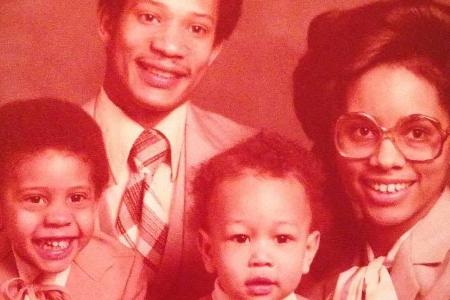 John Legend (Mitte) mit einem seiner Brüder und den Eltern