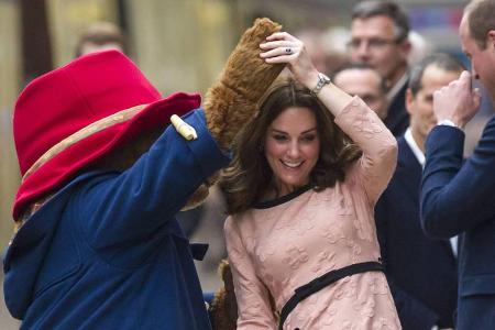 Herzogin Kate tanzt mit Paddington Bär