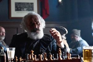 Fürs ZDF verwandelt sich Mario Adorf in Karl Marx