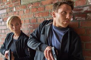 "Tod im Internat (1): Das verschwundene Mädchen": Isabell Mosbach alias Karla Parker (Nadja Uhl) und ihr Kollege Sellinger (...