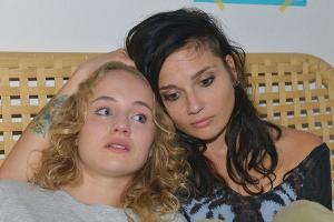 "GZSZ": Anni (r.) versucht Jule aufzufangen, die Angst um ihre berufliche Zukunft hat