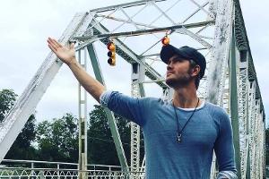 Schauspieler Chad Murray vor der "One Tree Hill"-Brücke in Wilmington