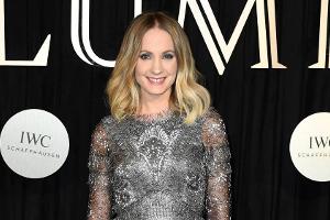 Vor dem schwarzen Hintergrund wirkte Joanne Froggatts Silberkleid besonders edel