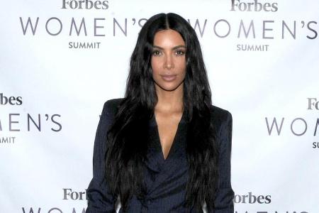 Kim Kardashian sollte in manchen Situationen die Finger vom Smartphone lassen
