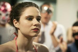 Pornodarstellerin "Luna Pink" (Helen Barke) steigt in das Kinderplanschbecken