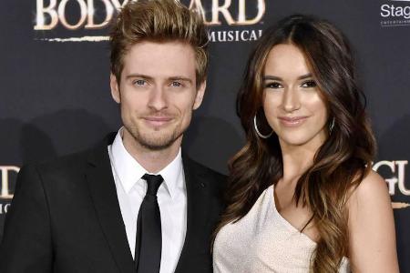 Jörn Schlönvoigt und seine Verlobte Hanna bei der Premiere des Musicals 