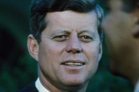 John F. Kennedy verlor sein Leben mit nur 46 Jahren. Doch durch wessen Hände?