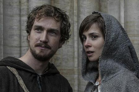 Aylin Tezel spielt die entlaufene Nonne Ottilie