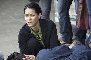 "Tatort: Die Wahrheit": Ayumi Schröder (Luka Omoto) muss erleben, wie ihr Mann Ben (Markus Brandl) in ihren Armen stirbt
