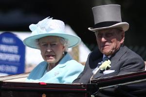 Für gewöhnlich wird die Queen im wahrsten Sinne des Wortes kutschiert - doch manchmal legt sie selbst Hand ans Lenkrad