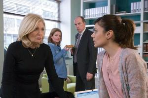 "Die Kanzlei: Hunger": Isa von Brede (Sabine Postel, r.) und Yasmin (Sophie Dal) diskutieren über die Bewertungsplattform Ra...