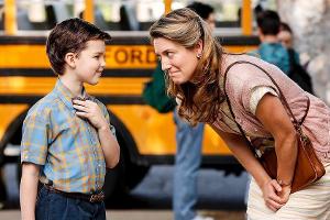 Der junge Sheldon (Iain Armitage) mit seiner Serien-Mama Zoe Perry