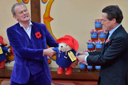 Wer ist stärker? Hugh Bonneville und Hugh Grant kämpfen um einen Stoffbären