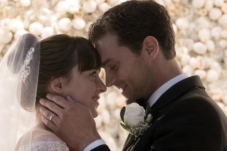 Das Glück von Anastasia (Dakota Johnson, l.) und Christian (Jamie Dornan) soll nicht lange währen