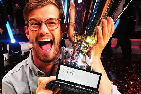 Joko Winterscheidt mit seinem riesigen Weltmeisterpokal
