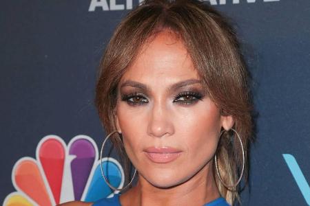 J.Lo setzt bei glamourösen Events regelmäßig auf Smokey Eyes: so wie hier in trendy Braun-Nuancen statt klassischem Schwarz.