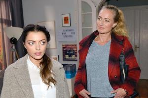 "GZSZ": Emily (l.) erkennt durch Maren, dass sie ihre Kollektion nicht im Wohnzimmer produzieren kann