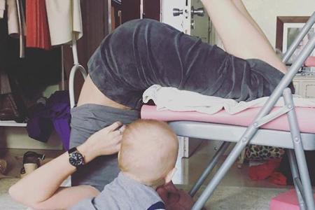 Geri Horner macht Yoga, ihr Sohn staunt