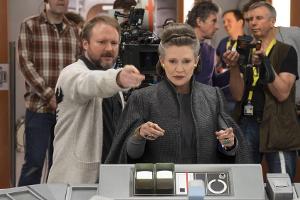 Regisseur Rian Johnson (l.) mit der Ende 2016 verstorbenen Carrie Fisher bei den Dreharbeiten zu "Star Wars 8: Die letzten J...