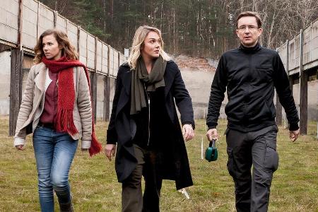 Die Kommissarinnen Karin Gorniak (Karin Hanczewski, l.) und Henni Sieland (Alwara Höfels) befragen den Tatverdächtigen Raine...