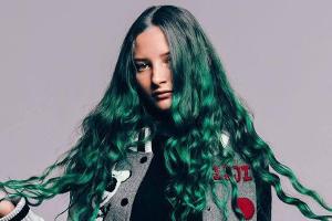 Ihr Markenzeichen: AU/RAs lange, grün gefärbte Mähne