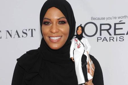 Ibtihaj Muhammad präsentiert stolz die erste Barbie mit Hidschab für die sie als Vorlage diente