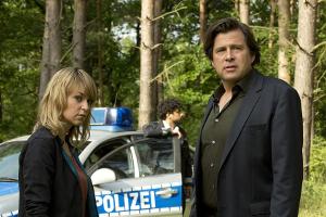 "Kommissarin Heller: Verdeckte Spuren": Kommissarin Heller (Lisa Wagner) und Kommissar Verhoeven (Hans-Jochen Wagner) jagen ...