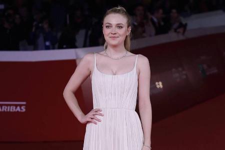 In einem schlichten Look offenbahrte Dakota Fanning ihre natürliche Schönheit