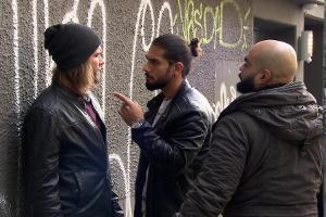 "Köln 50667": Olli steht mit dem Rücken zur Wand: Tayfun und seine Leute bedrohen ihn.