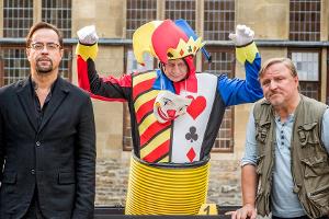 Frank Thiel (Axel Prahl, r.) und Prof. Karl-Friedrich Boerne (Jan Josef Liefers, l.) mit einer Leiche, die in einer Skulptur...