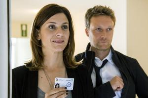 Das Ermittlerteam Judith Mohn (Christina Hecke, l.) und Freddy Breyer (Robin Sondermann) ist einem ersten Verdächtigen auf d...