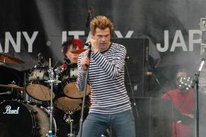 Campino heizt den Fans der Toten Hosen ein