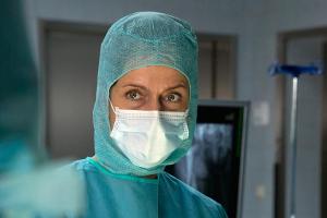 "Götter in Weiß": Dr. Anna Hellberg (Claudia Michelsen) im Operationsaal