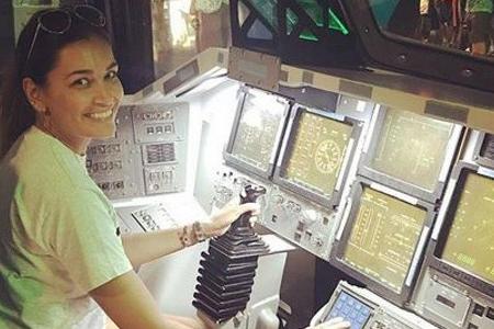 Jana Ina hat beim Besuch des Space Centers sichtlich Spaß