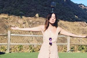 Ein bisschen muss sich Billie Lourd bei ihrem Kunststück schon konzentrieren