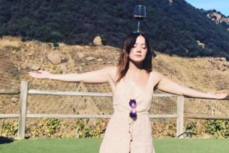 Ein bisschen muss sich Billie Lourd bei ihrem Kunststück schon konzentrieren